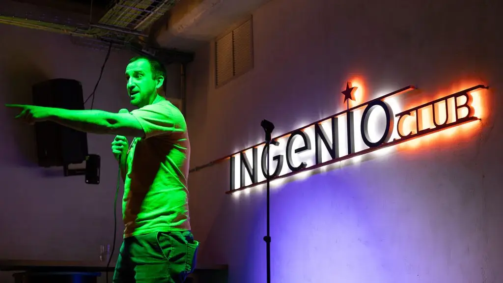 Darío Mares señalando al público en el escenario de Ingenio Club